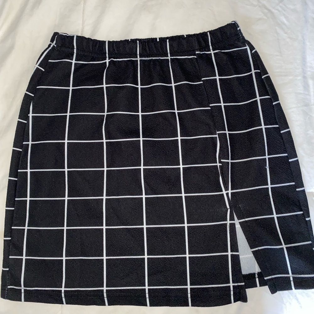 Black and white skirt with little cut on the side